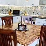 House Mellifera