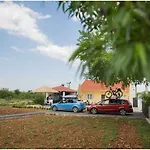 Guest house House Mellifera Razvode