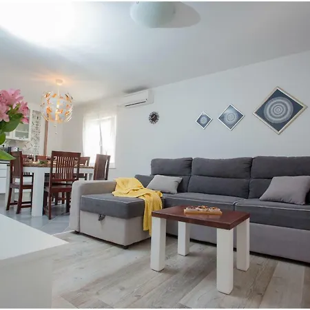 House Mellifera Konukevi 4*